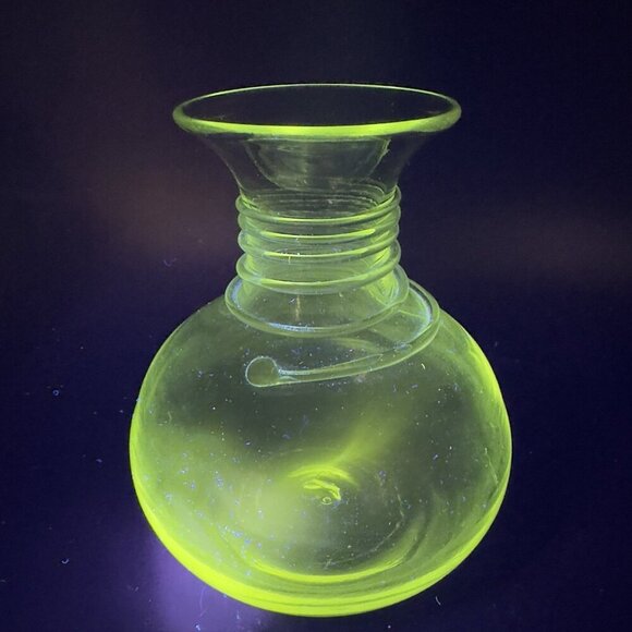 Blenko Hand Blown Glass Vase Clear Spiral Manganese 365nm Green UV Glow Vase VTG - Picture 1 of 16